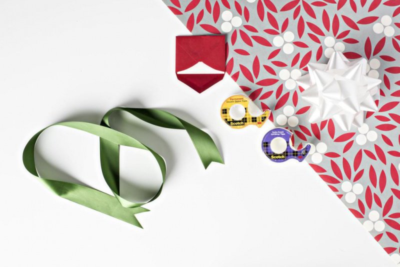 Taśma klejąca Scotch Gift Wrap do pakowania prezentów na podajniku 19mm 7,5m transparentna